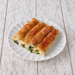 beyaz tabakta ıspanaklı boşnak böreği