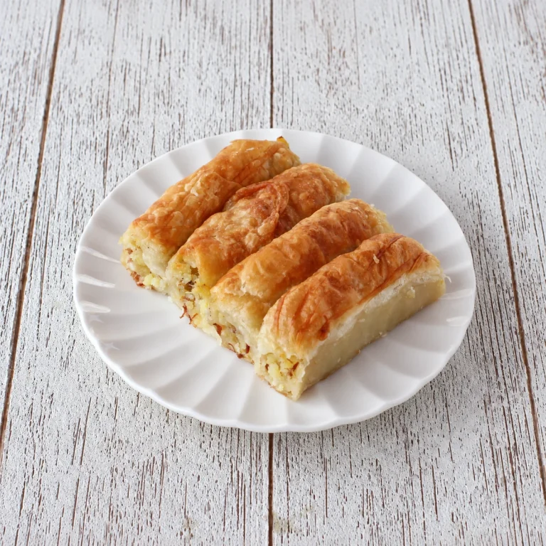 beyaz tabakta kuru etli patatesli boşnak böreği