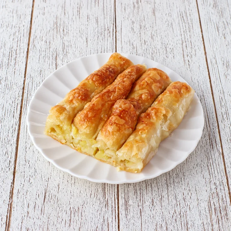 beyaz tabakta patatesli boşnak böreği