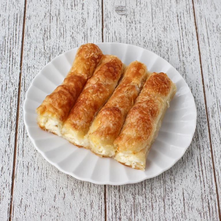 beyaz tabakta peynirli boşnak böreği